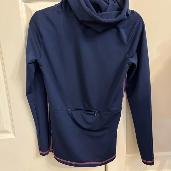 Small Vineyard Vines performance hoodie. Navy blue, pink. Small back pocket. - Picture 4 of 4